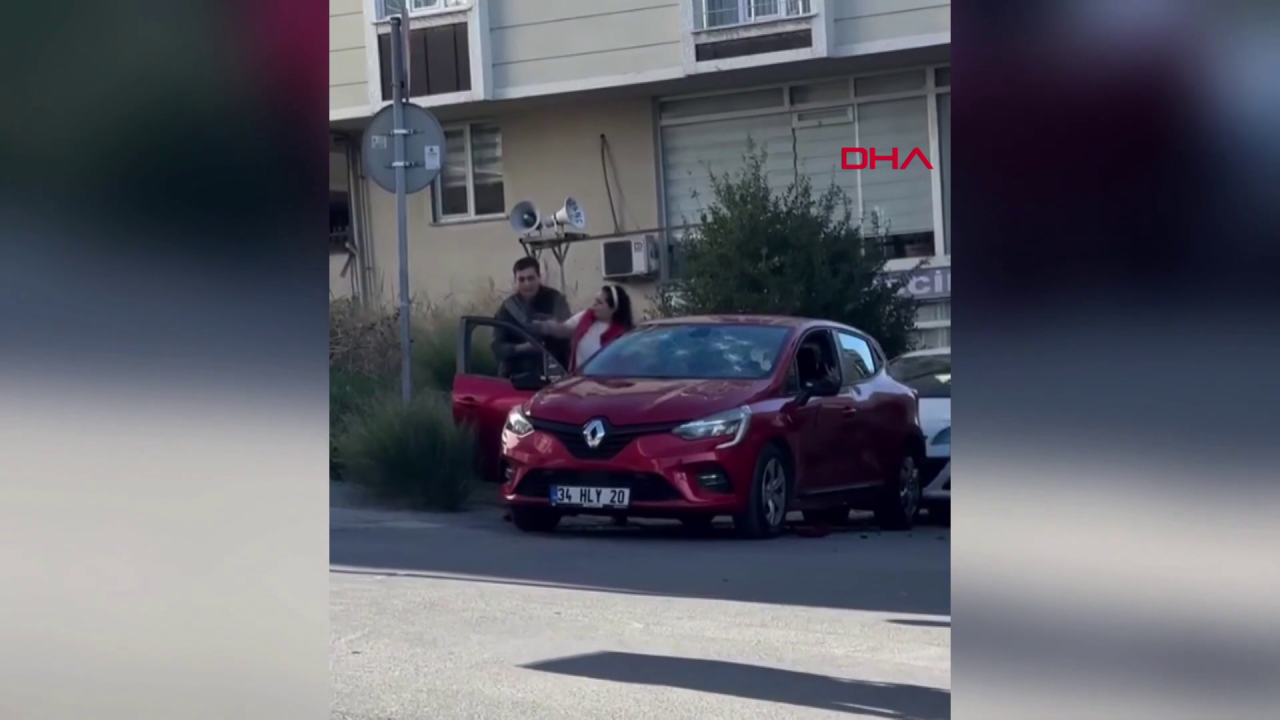 Arnavutköy'de satırla defalarca otomobile vurdu! İşte o anlar... 2