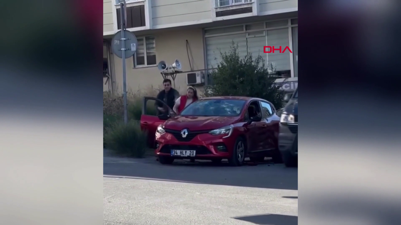 Arnavutköy'de satırla defalarca otomobile vurdu! İşte o anlar... 3
