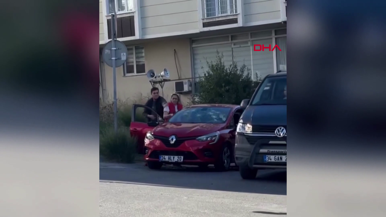 Arnavutköy'de satırla defalarca otomobile vurdu! İşte o anlar... 4
