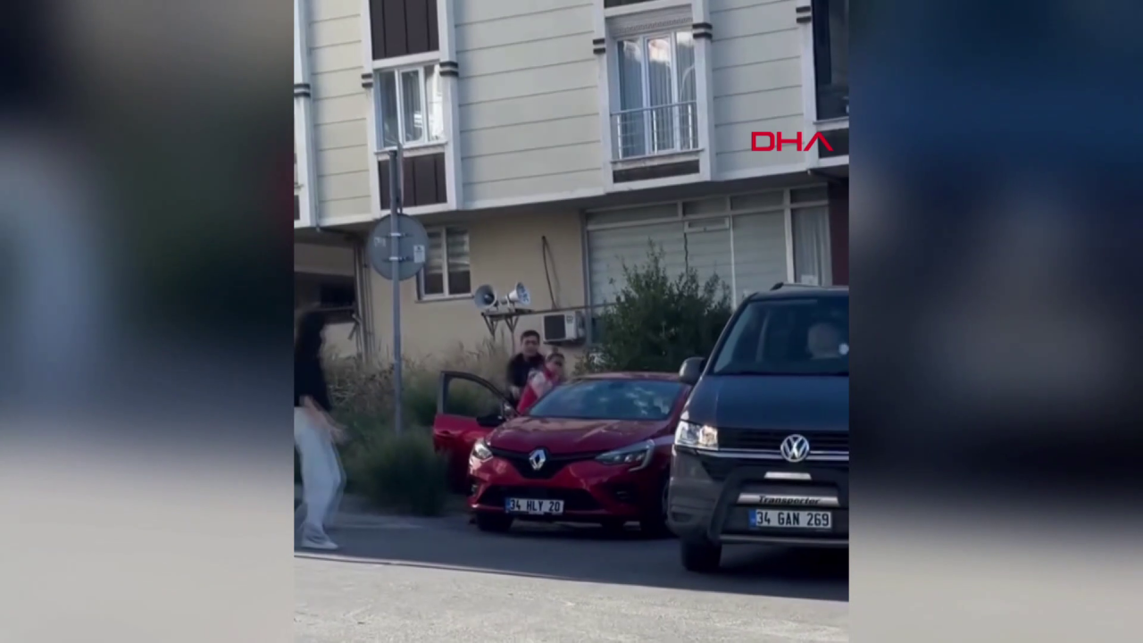Arnavutköy'de satırla defalarca otomobile vurdu! İşte o anlar... 5