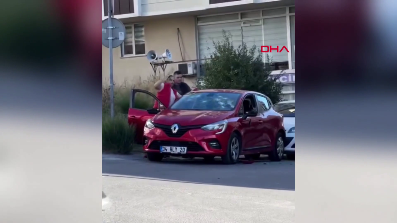 Arnavutköy'de satırla defalarca otomobile vurdu! İşte o anlar... 6
