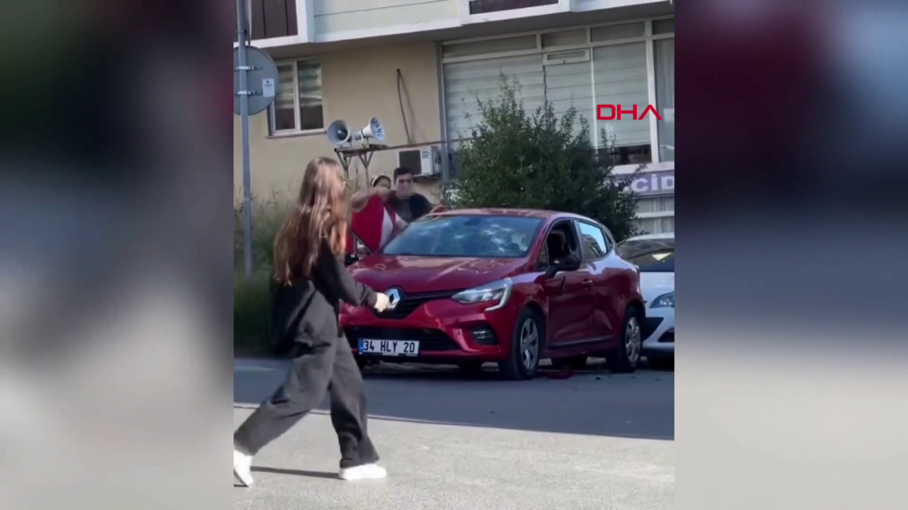 Arnavutköy'de satırla defalarca otomobile vurdu! İşte o anlar... 7