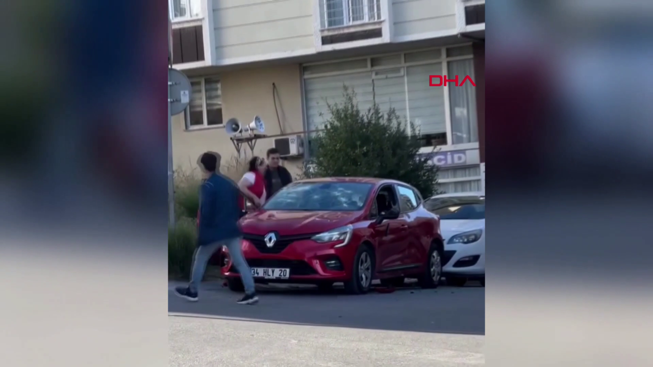 Arnavutköy'de satırla defalarca otomobile vurdu! İşte o anlar... 8