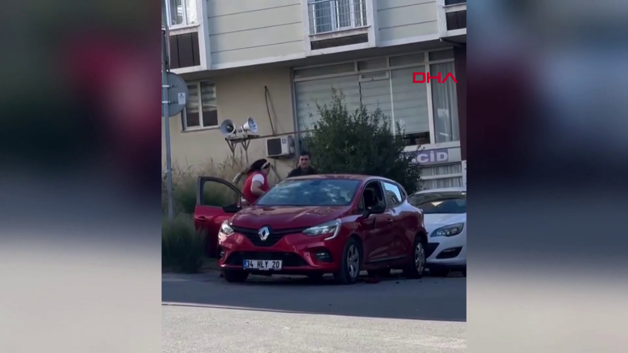 Arnavutköy'de satırla defalarca otomobile vurdu! İşte o anlar... 9
