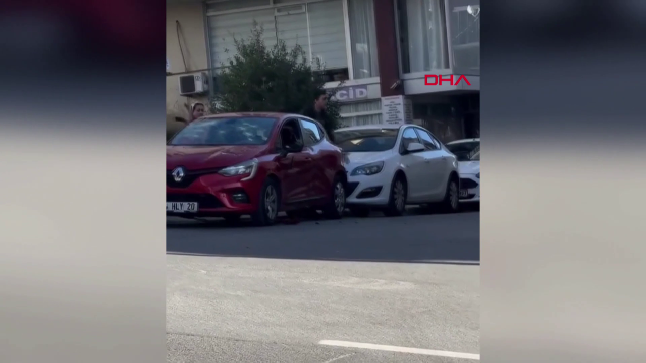 Arnavutköy'de satırla defalarca otomobile vurdu! İşte o anlar... 10