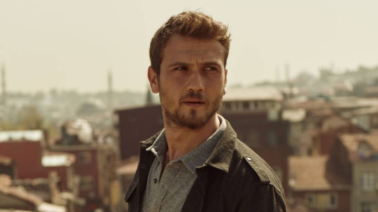 Dizideki kardeşi, gerçek hayatta sevgilisi oldu! Aras Bulut İynemli yeni aşkını sette buldu 1