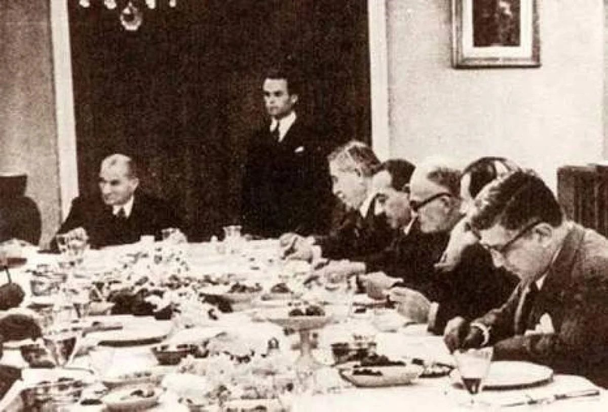 Türkiye Cumhuriyeti 101. yılını coşkuyla kutluyor! İşte Cumhuriyetin ilk kez açıklandığı o yemekte yaşananlar... 4