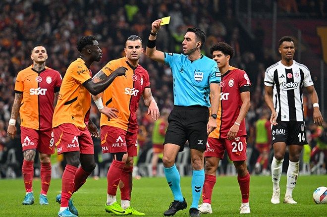 Tümer Metin'den Galatasaraylıları çılgına çeviren sözler: "Jose Mourinho ne diyorsa haklıymış! Derbide hakem maçı bir taraftan alıp diğer tarafa verdi! Tüm taktir haklarını Galatasaray'dan yana kullandı" 4