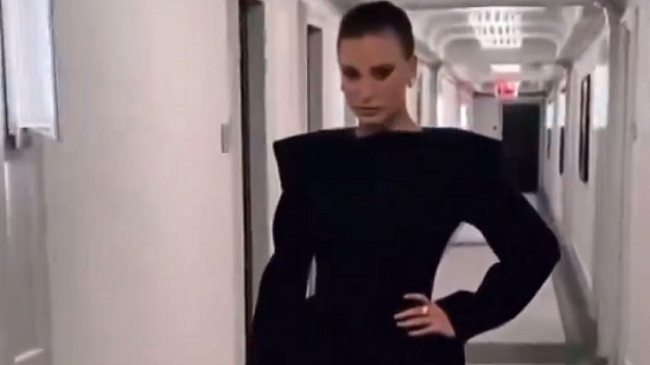 Ünlü oyuncunun ödül töreni tarzı olay oldu! Serenay Sarıkaya'ya sosyal medyadan mesaj yağdı... 2