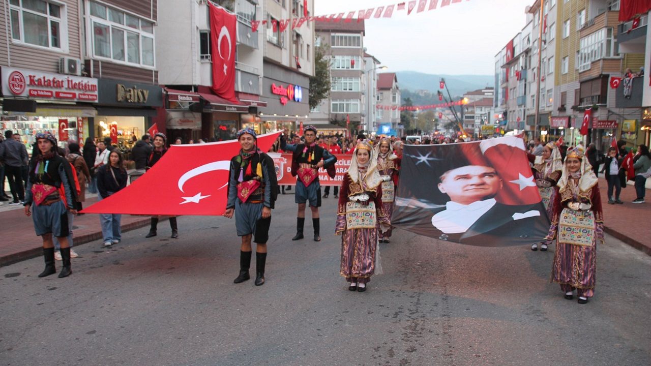 Türkiye'nin dört bir yanında kutlandı! Al yıldızlı bayrak coşkuyla dalgalandı! İşte il il Cumhuriyet Bayramı kutlamaları... 6
