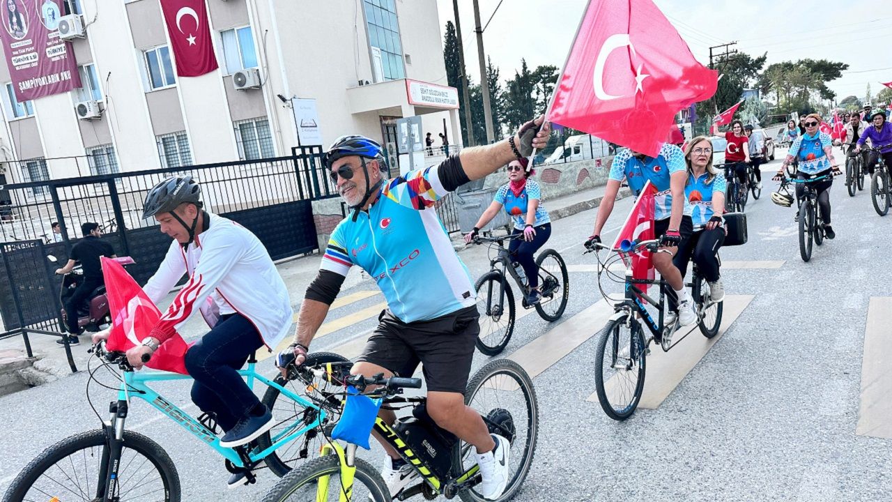 Türkiye'nin dört bir yanında kutlandı! Al yıldızlı bayrak coşkuyla dalgalandı! İşte il il Cumhuriyet Bayramı kutlamaları... 7