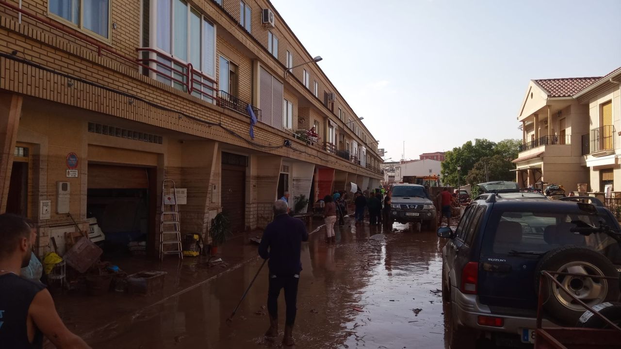 İspanya felaketi yaşıyor: Valencia'da ölü sayısı 100'ü geçti, yağmacılar sahneye çıktı, onlarca kayıp var 5