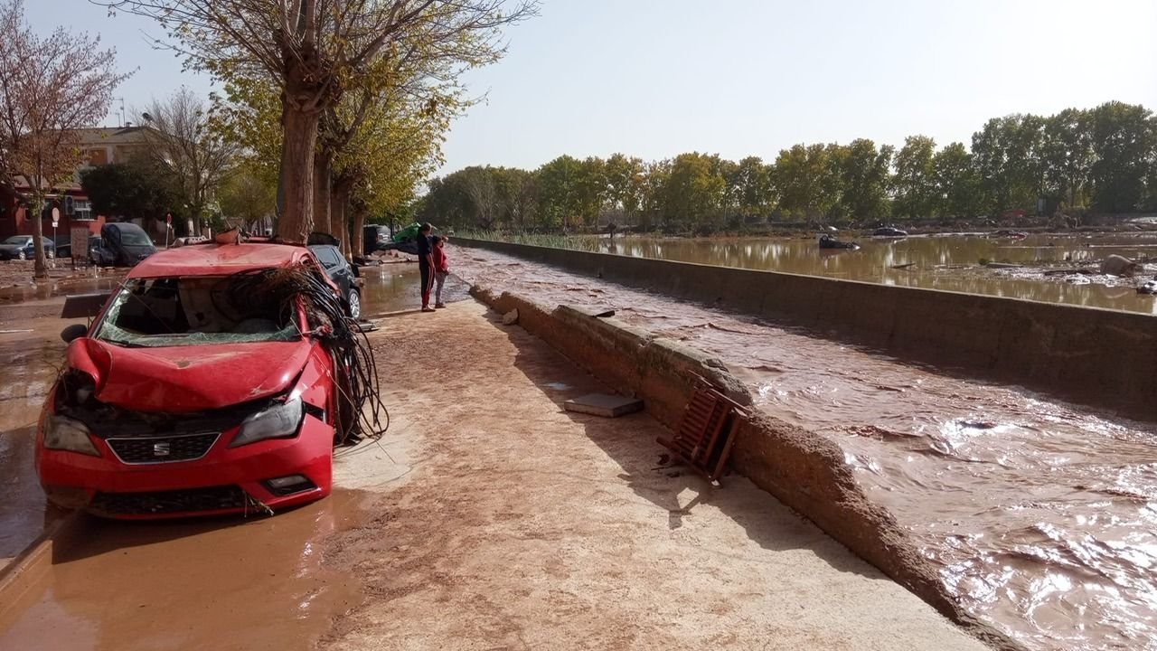 İspanya felaketi yaşıyor: Valencia'da ölü sayısı 100'ü geçti, yağmacılar sahneye çıktı, onlarca kayıp var 6