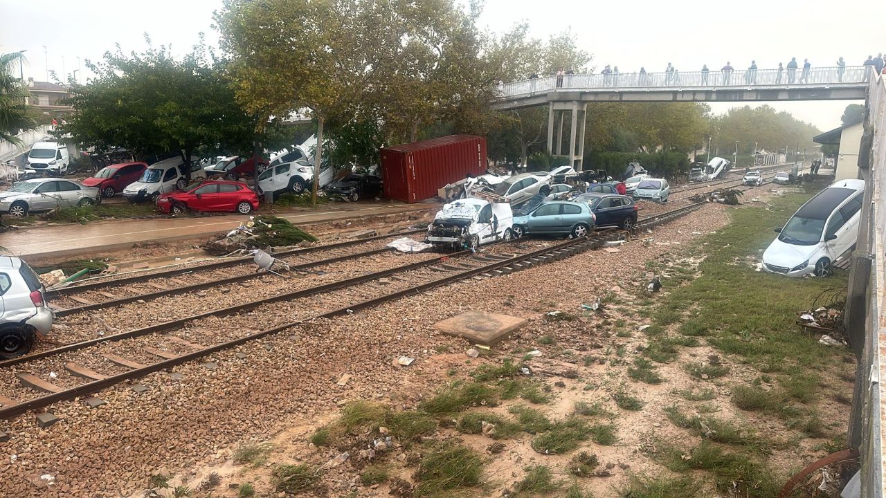 İspanya felaketi yaşıyor: Valencia'da ölü sayısı 100'ü geçti, yağmacılar sahneye çıktı, onlarca kayıp var 9
