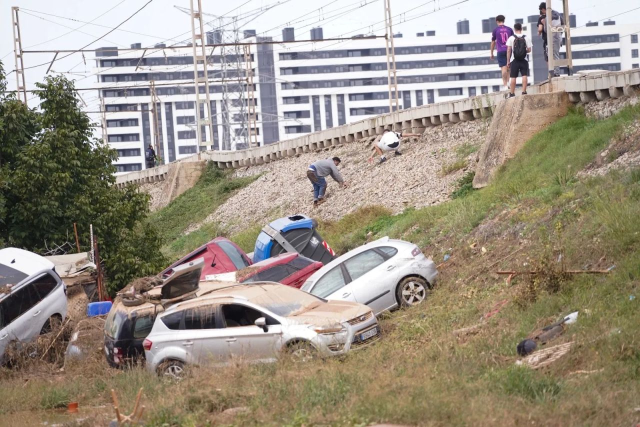 İspanya'da sel felaketi! Kıyamet filmlerini aratmayan görüntüler! Ölü sayısı 200'ü geçti... 3