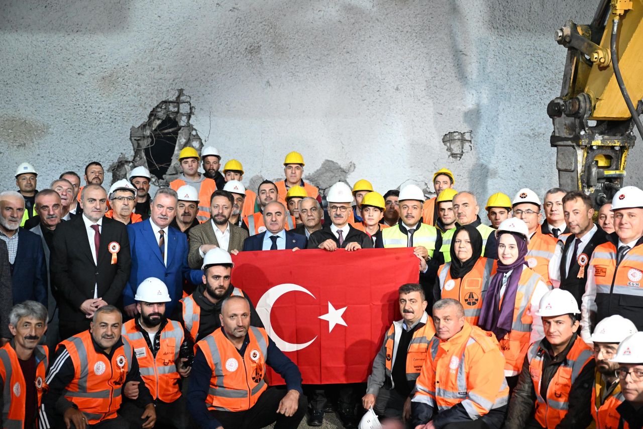 Çamlıhemşin Tüneli'nde ışık göründü! Karadeniz Sahil Yolu'nda seyahat süresi 20 dakika kısalacak 3