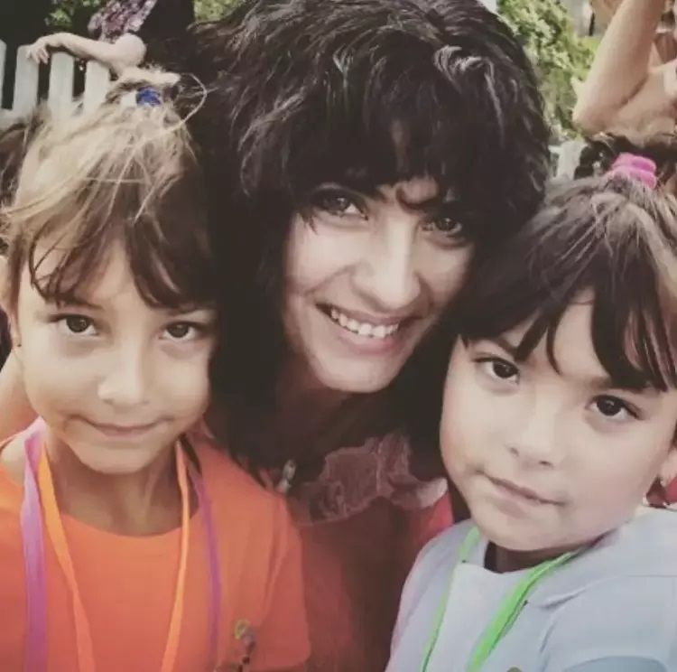 Zaman su gibi aktı! Tuba Büyüküstün'ün ikiz kızları büyüdü, annelerinin boyuna yaklaştı: İşte son halleri 4