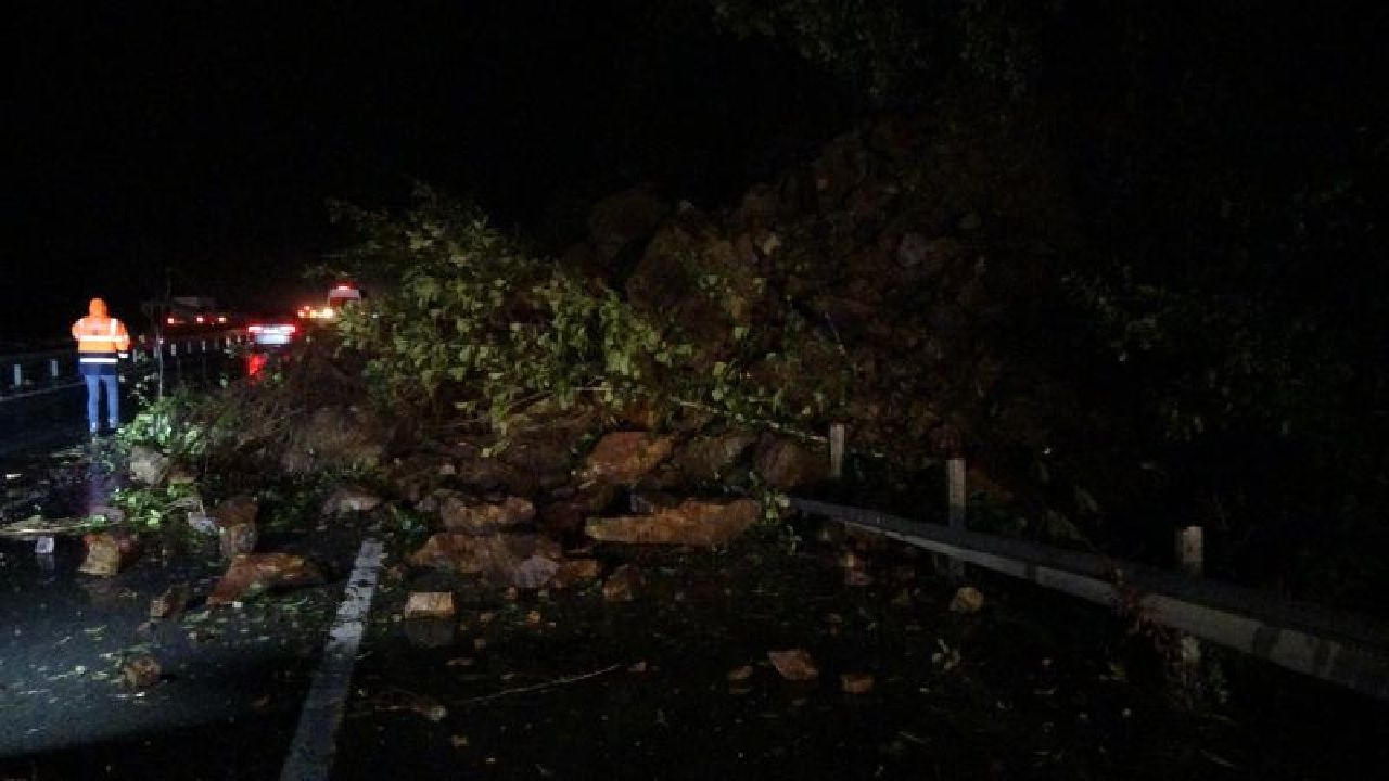 Karadeniz'de heyelan nedeniyle hayat durdu: Sahil yolu tek yönlü trafiğe kapatıldı... 1