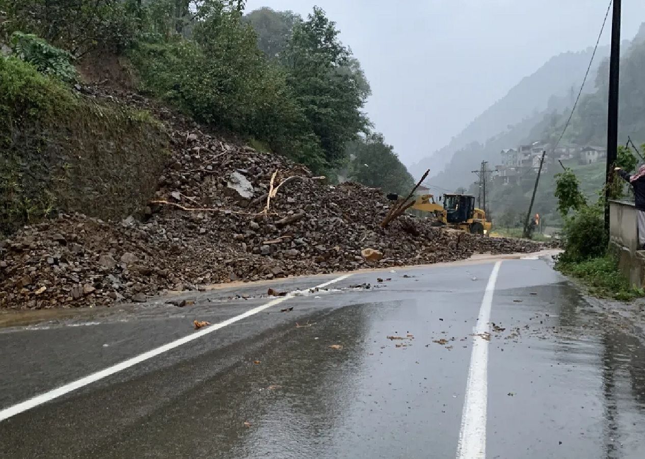 Karadeniz'de heyelan nedeniyle hayat durdu: Sahil yolu tek yönlü trafiğe kapatıldı... 4