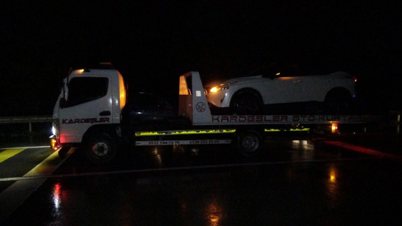 Karadeniz'de heyelan nedeniyle hayat durdu: Sahil yolu tek yönlü trafiğe kapatıldı... 3