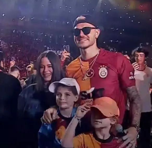 Eşi Wanda Nara, başkasıyla öpüşmüştü! Icardi'den olay Simge Sağın hamlesi 7