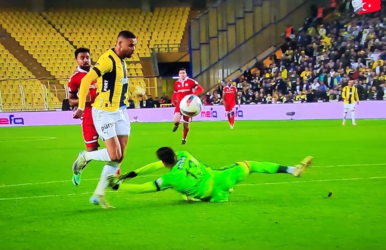 Ahmet Çakar: “Galatasaray aleyhine bir uydurma bir de ahlaksız penaltı verildi! Fenerbahçe’nin attığı ilk gol elle oynama, ikinci golde de penaltı falan yok! Alın size yapı…” 6