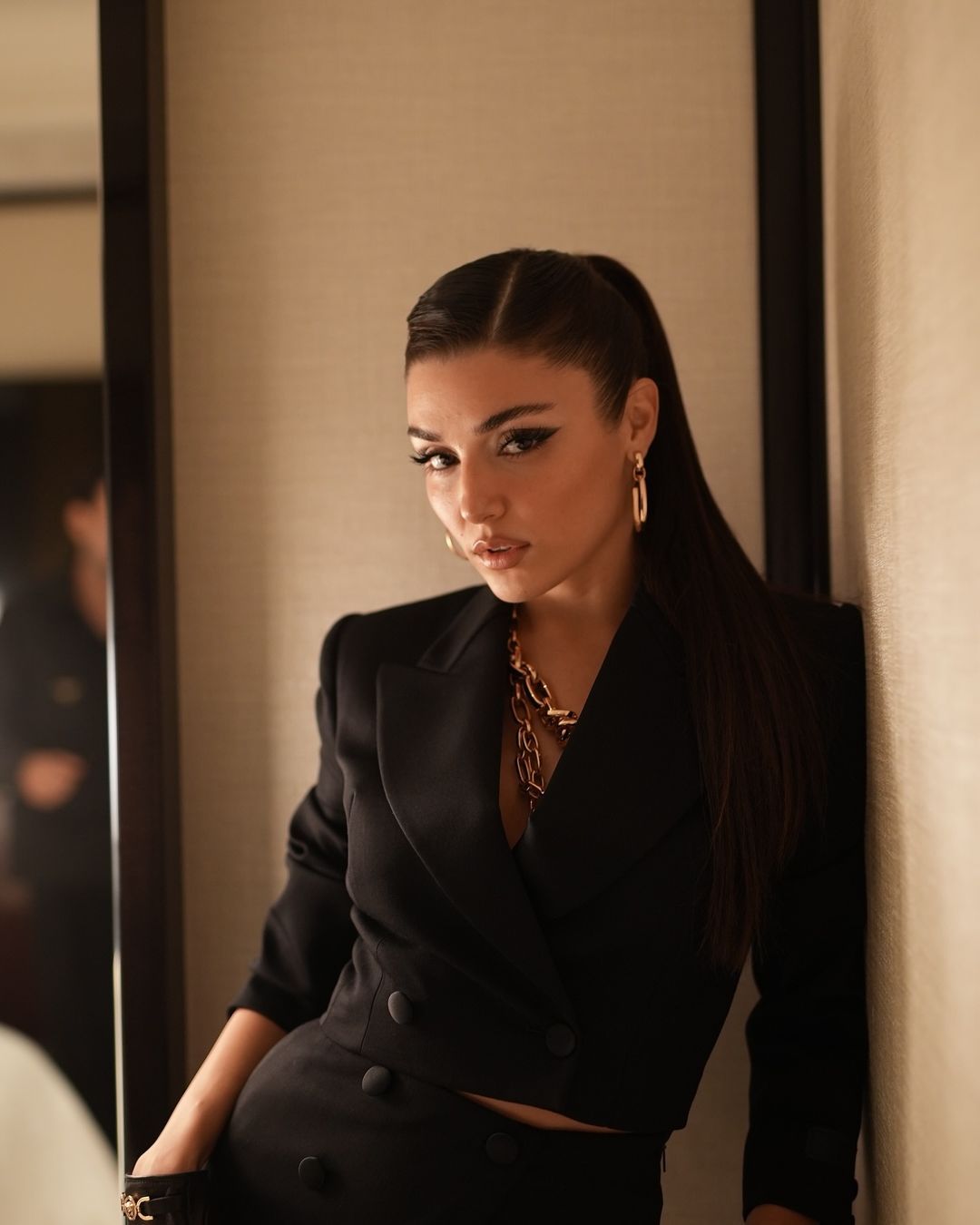 Hande Erçel'den ödül gecesine damga vuran konuşma! Kendisini eleştirenlere olay gönderme: Önünüze engel konulmasına rağmen cesaret sergilediniz 1
