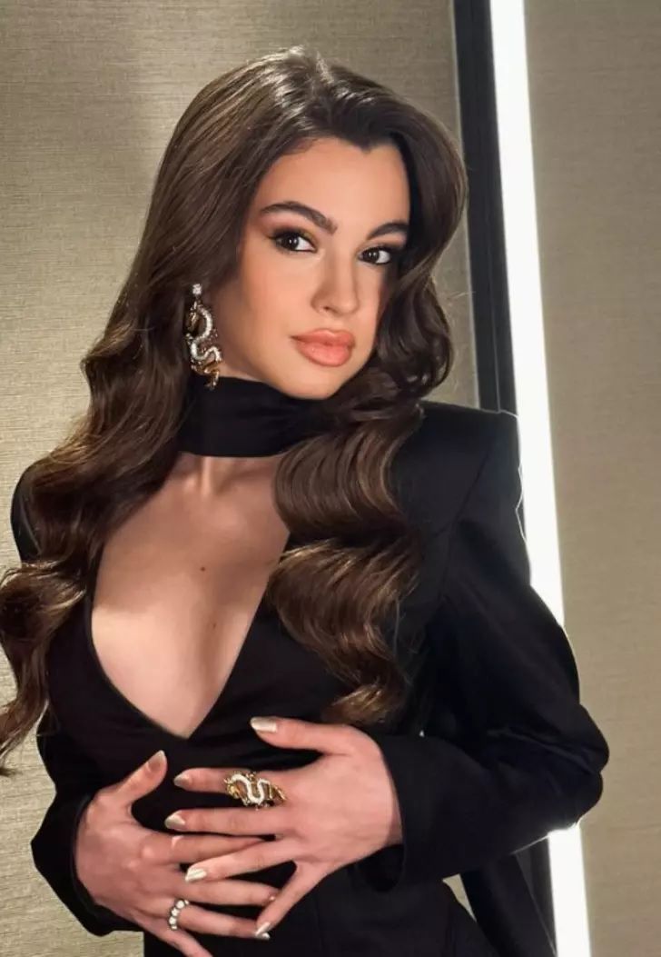 Su Burcu Yazgı'nın siyah elbisesi büyüledi! Dekoltesine yorum yağdı... 2