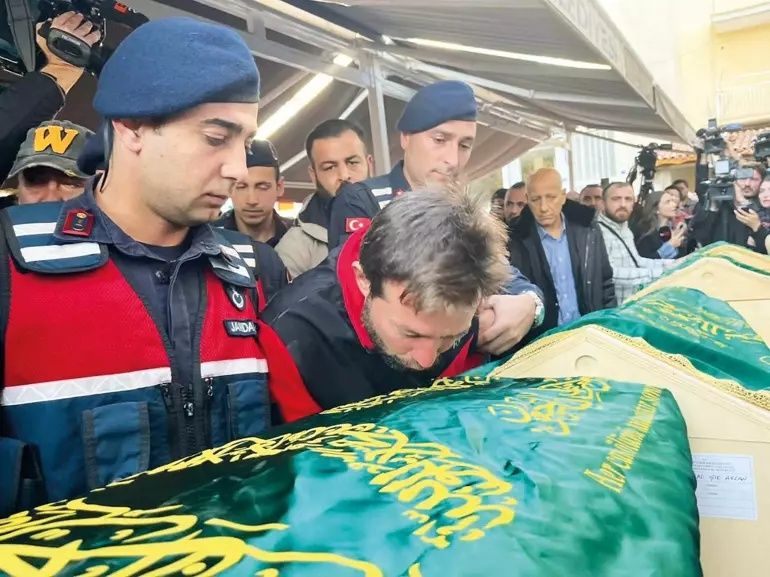 Türkiye İzmir'de yanarak can veren 5 kardeşe ağlıyor... Bakanlık yürek burkan detayı paylaştı! "Devlet himayesine almak istemiştik..." 11