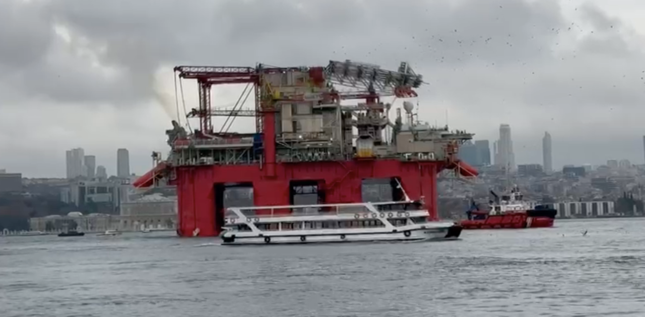 Dünyanın en büyük sondaj platformlarından biri İstanbul Boğazı'ndan geçti! 2