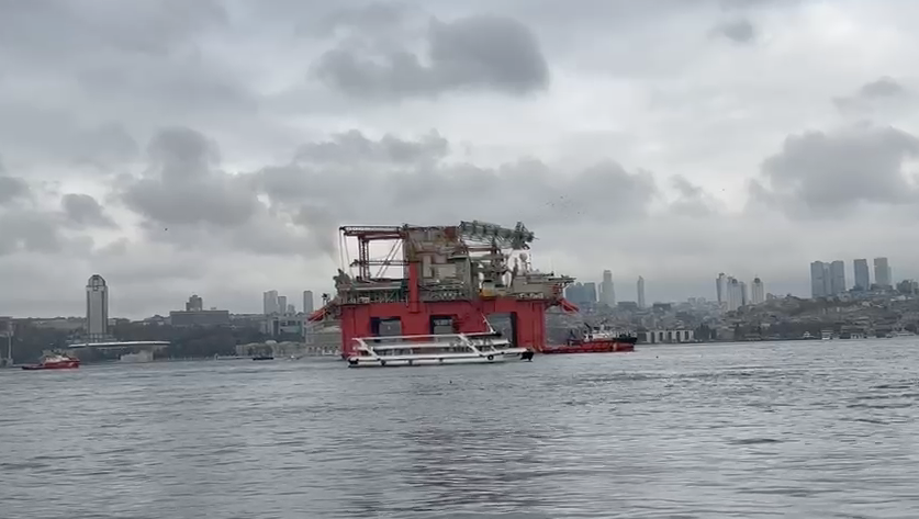 Dünyanın en büyük sondaj platformlarından biri İstanbul Boğazı'ndan geçti! 3