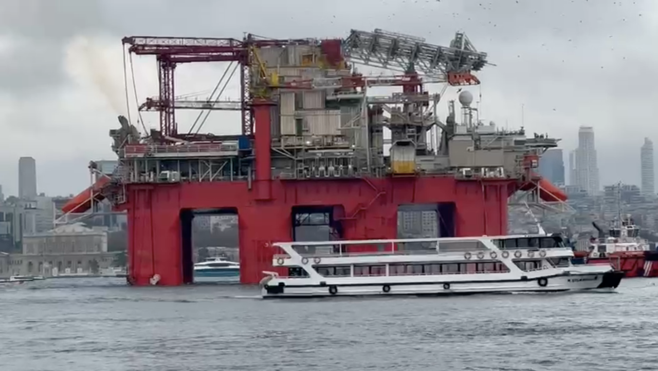Dünyanın en büyük sondaj platformlarından biri İstanbul Boğazı'ndan geçti! 1