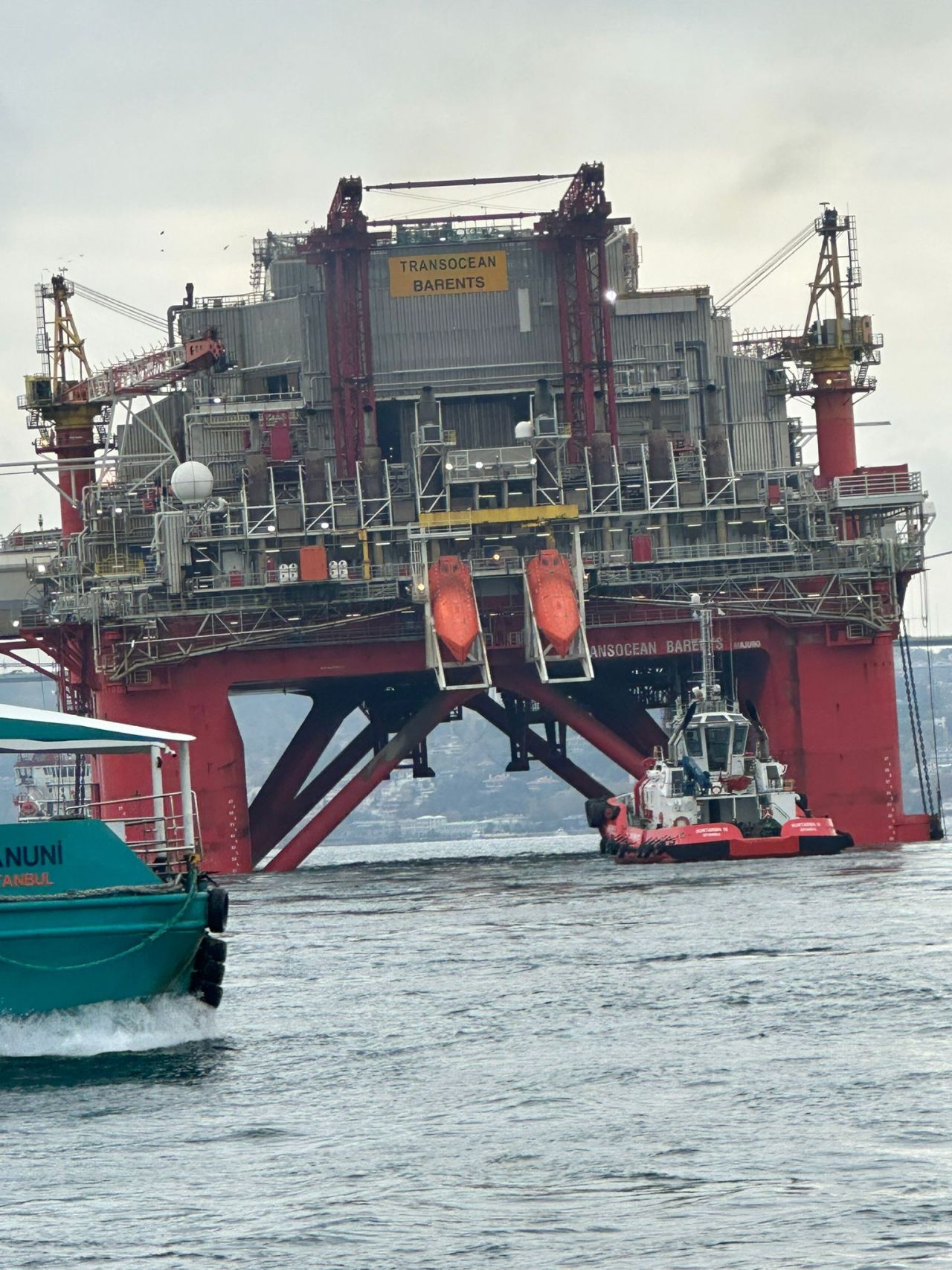 Dünyanın en büyük sondaj platformlarından biri İstanbul Boğazı'ndan geçti! 6