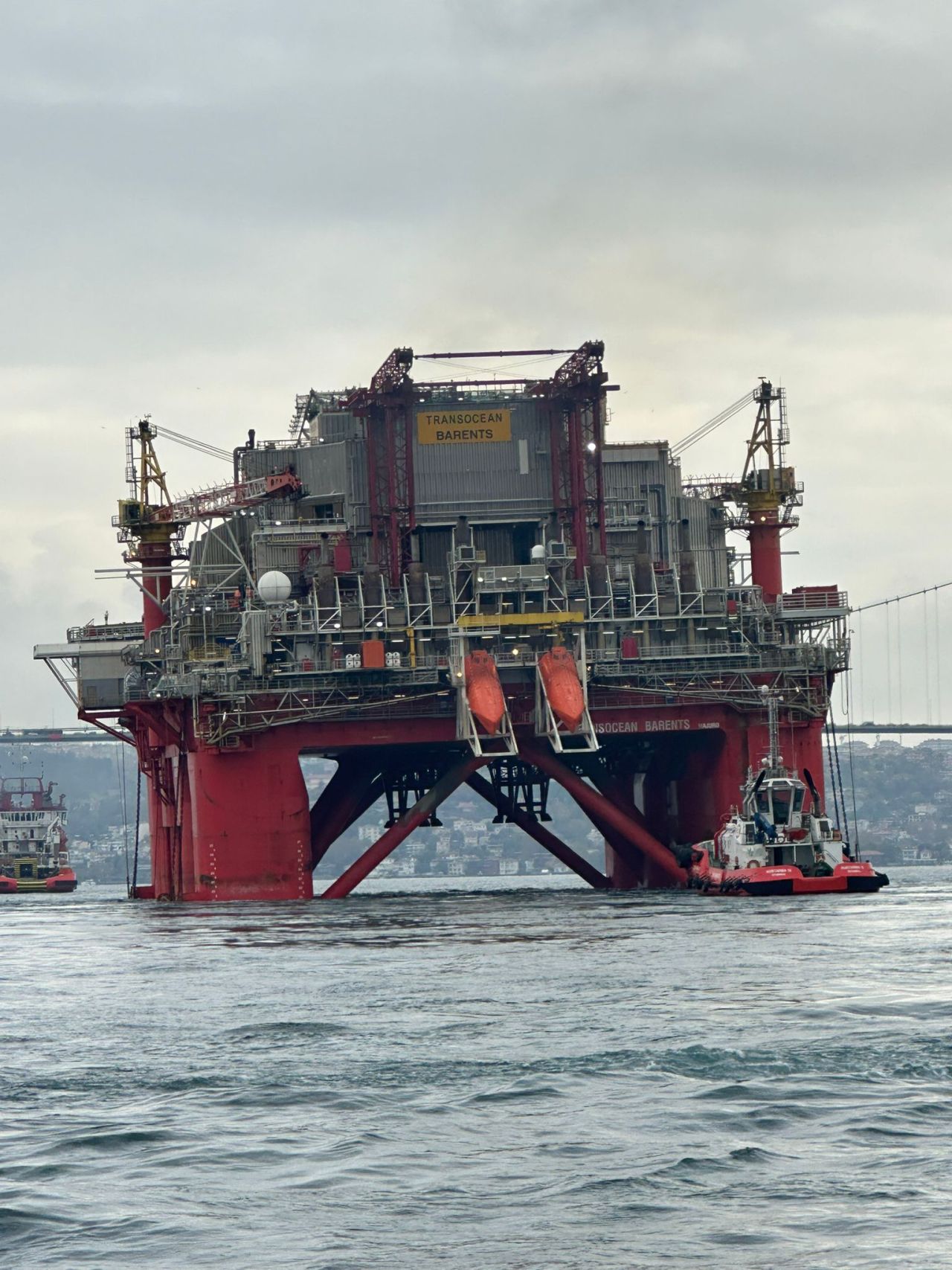 Dünyanın en büyük sondaj platformlarından biri İstanbul Boğazı'ndan geçti! 5