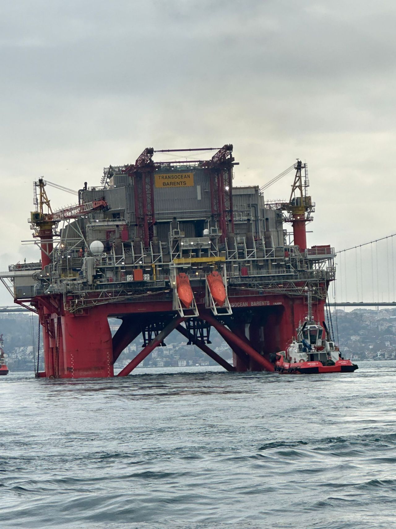 Dünyanın en büyük sondaj platformlarından biri İstanbul Boğazı'ndan geçti! 4