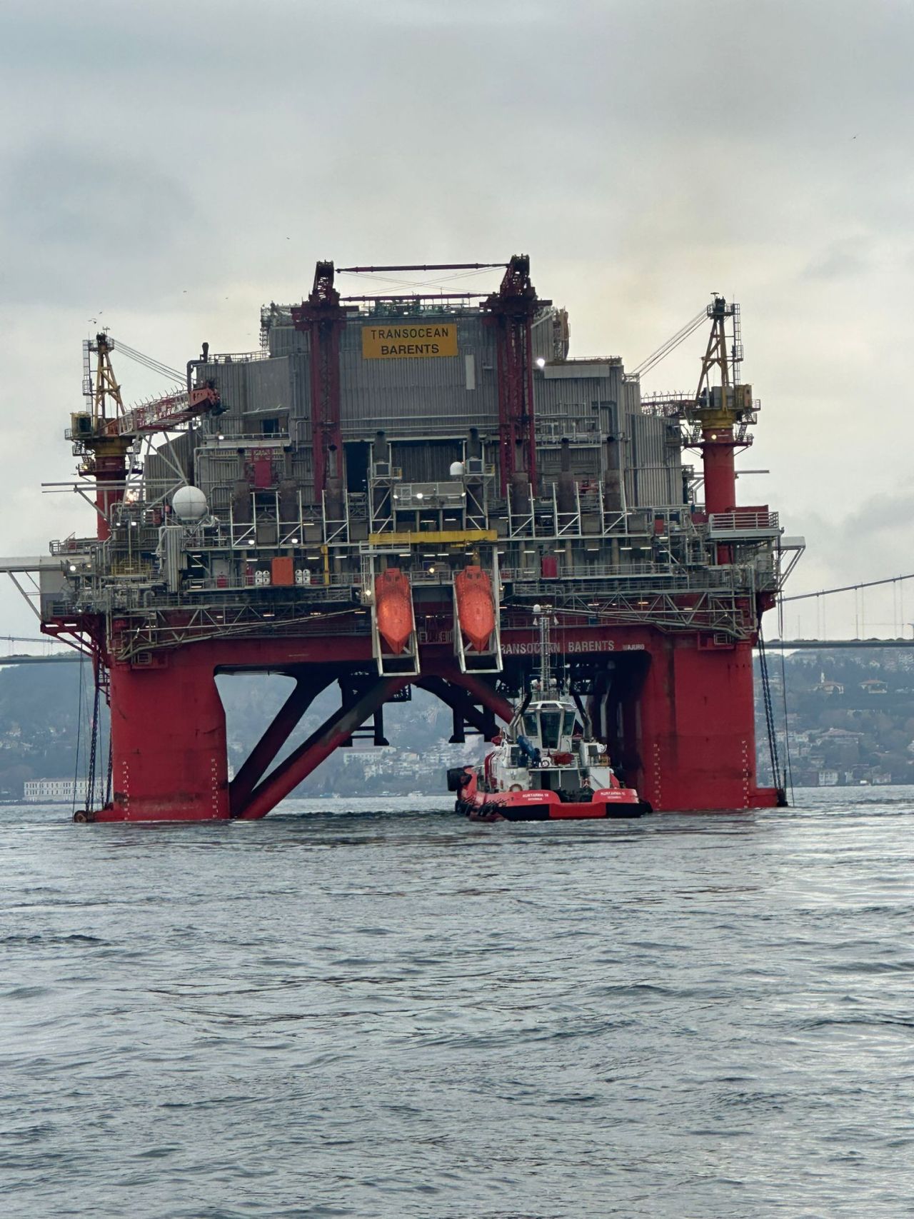 Dünyanın en büyük sondaj platformlarından biri İstanbul Boğazı'ndan geçti! 7