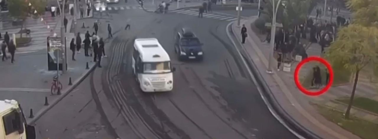 Çocuğunu PKK yandaşlarının arasından çekip çıkaran anne! Saniye saniye kamerada... 1