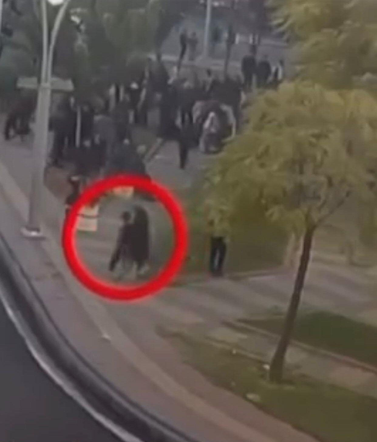 Çocuğunu PKK yandaşlarının arasından çekip çıkaran anne! Saniye saniye kamerada... 4