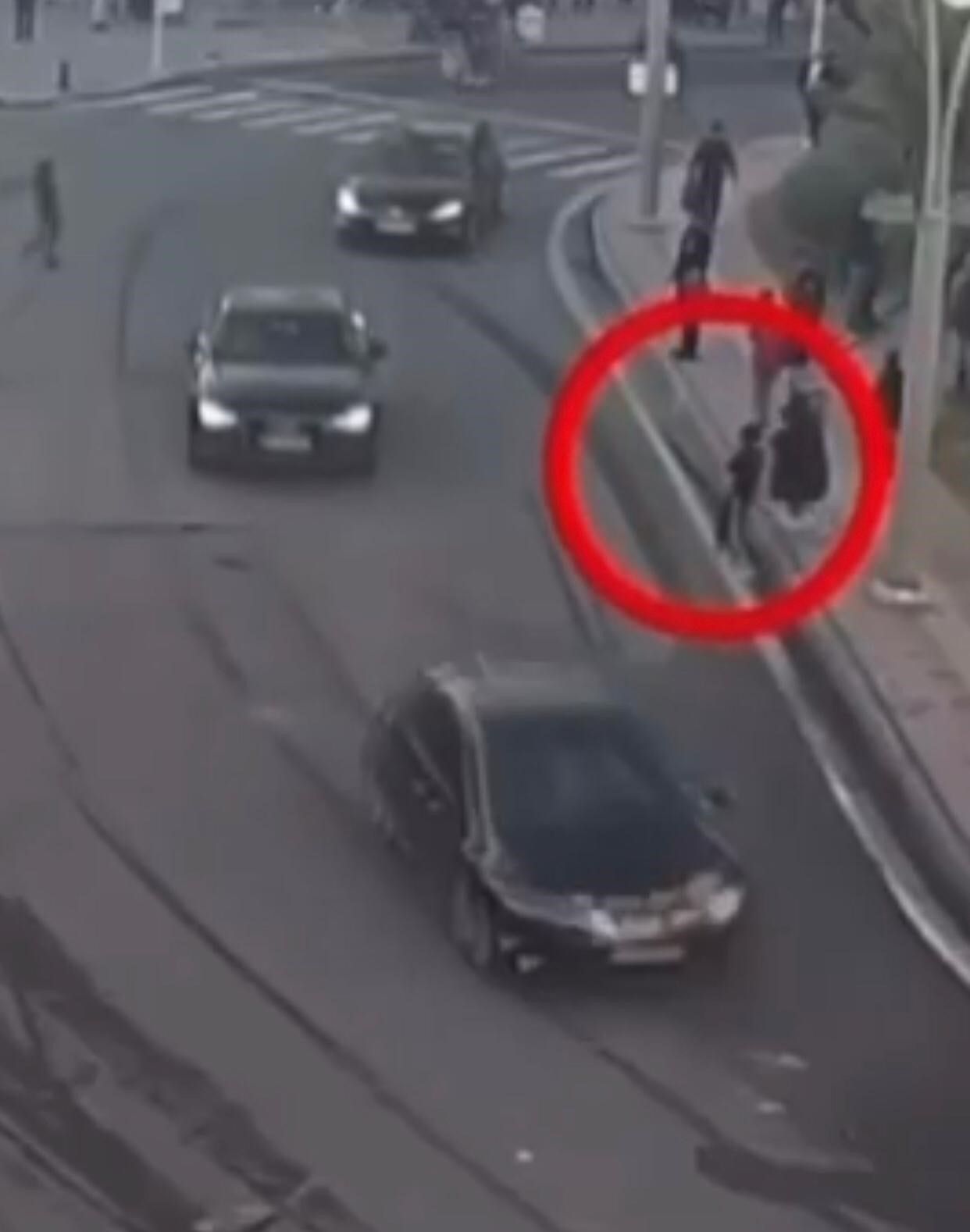 Çocuğunu PKK yandaşlarının arasından çekip çıkaran anne! Saniye saniye kamerada... 5