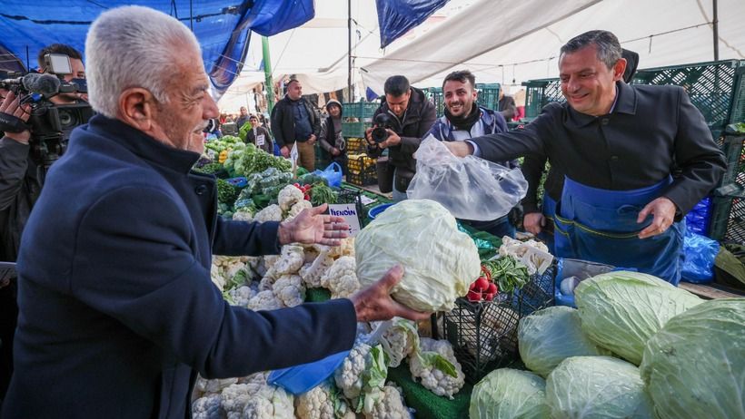Lahana siyaseti! Özgür Özel tezgah başına geçti lahana sattı 5