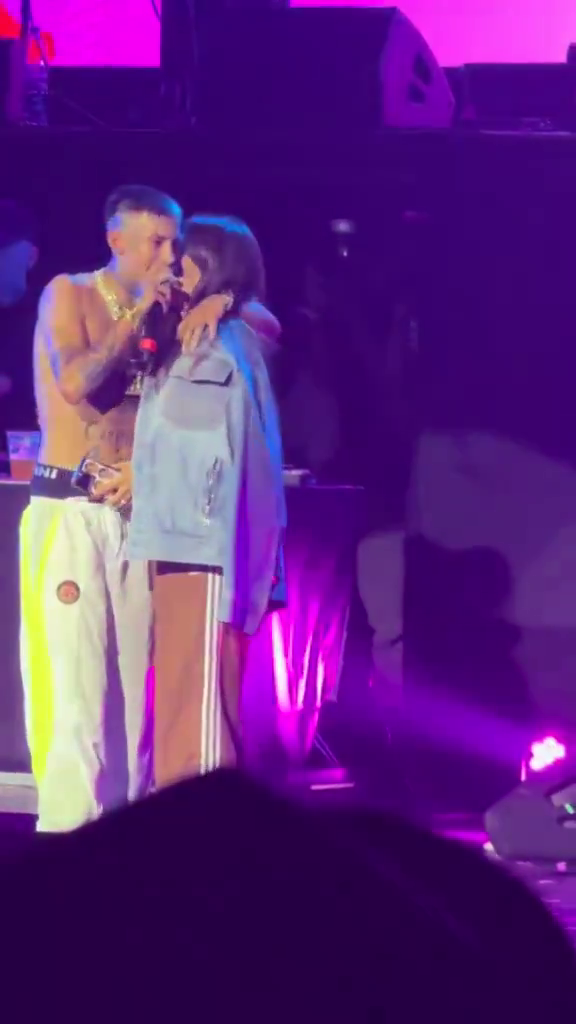 Wanda Nara durmuyor! Bu kez de sevgilisiyle sahnede dudak dudağa! Tepki yağdı: 'Icardi'nin ciğerini söktün' 7