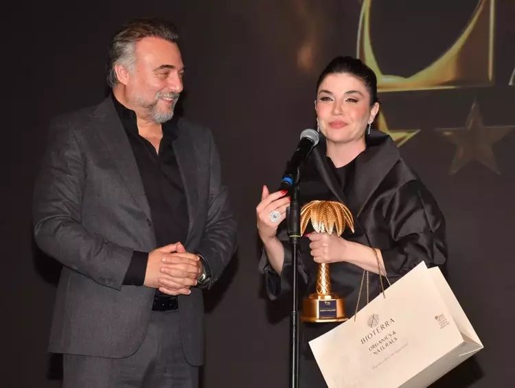 Gonca Vuslateri: Garsonken onlara hizmet ediyordum, şimdi ödülümü onlardan almak çok özel bir his 2