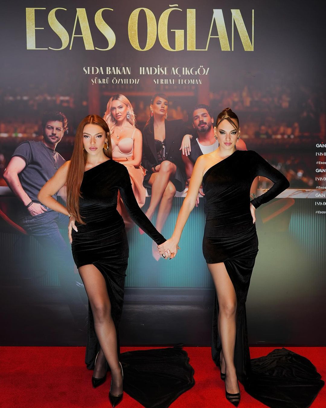 Hadise ve Seda Bakan 'Esas Oğlan' filminin galasında aynı kıyafeti giydi! İşte nedeni 1