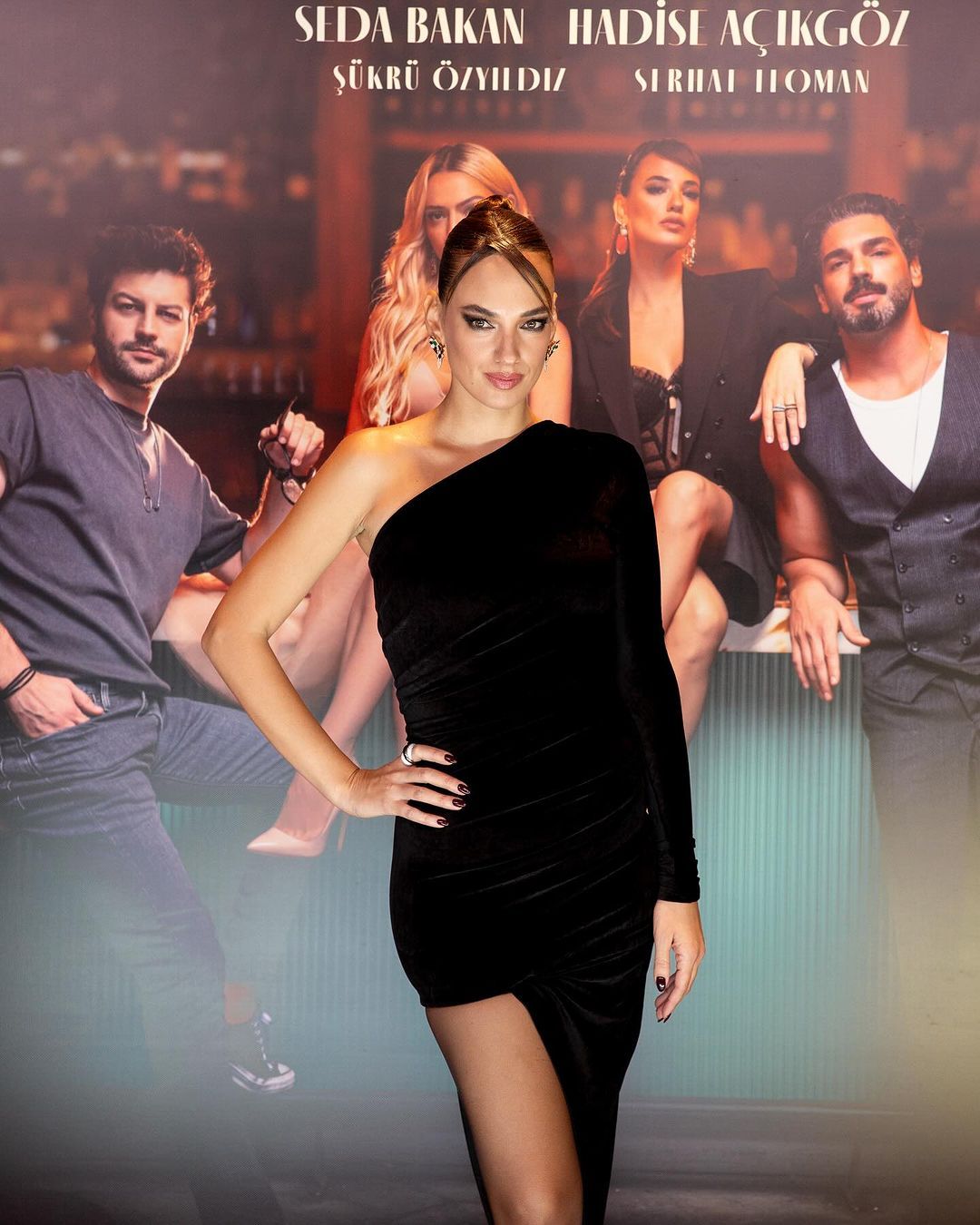 Hadise ve Seda Bakan 'Esas Oğlan' filminin galasında aynı kıyafeti giydi! İşte nedeni 5