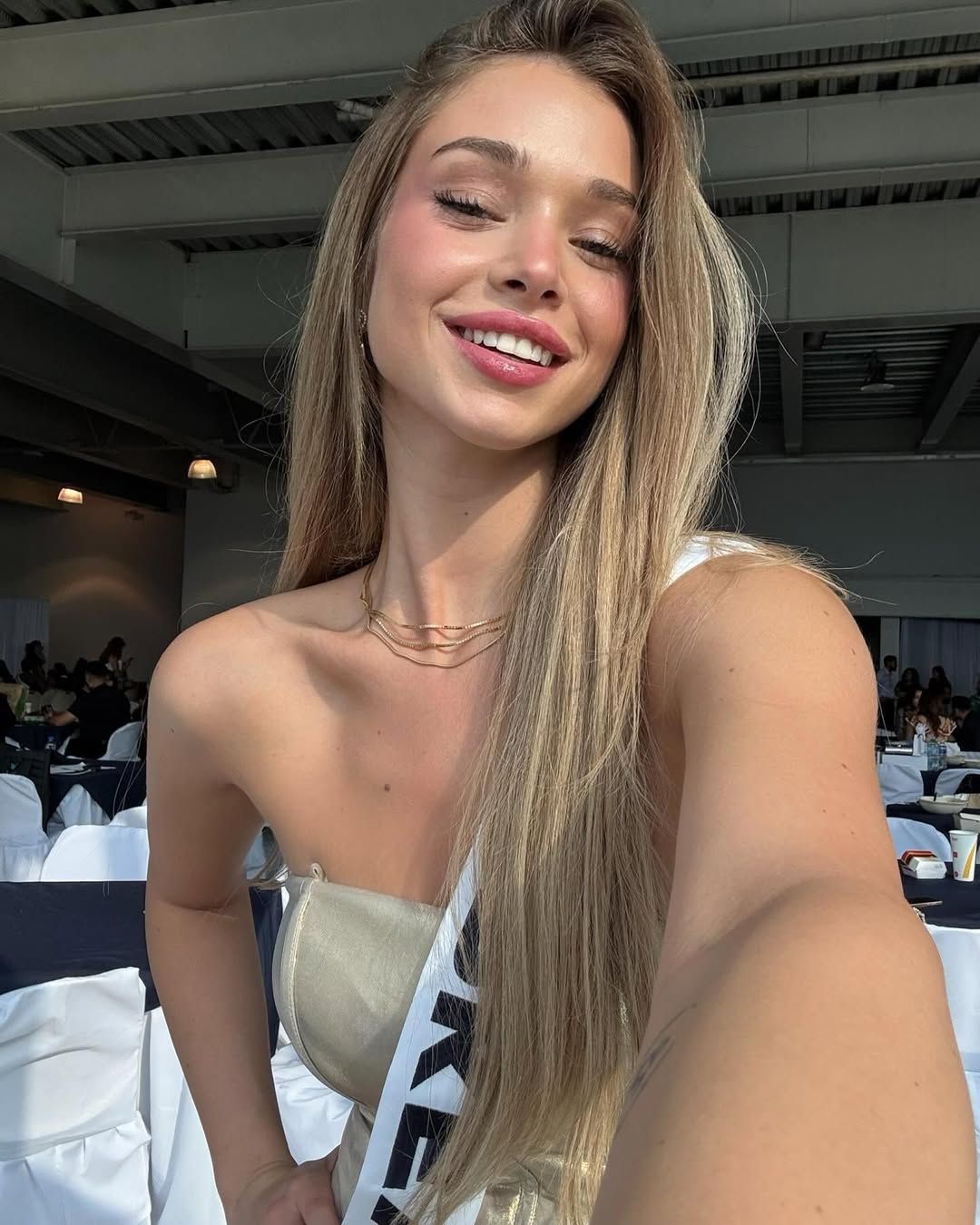 Miss Universe Türkiye Temsilcisi Ayliz Duman, Kainat Güzeli seçilen Victoria Kjær'i 'Photoshop yapıyor' diyerek eleştirdi 9