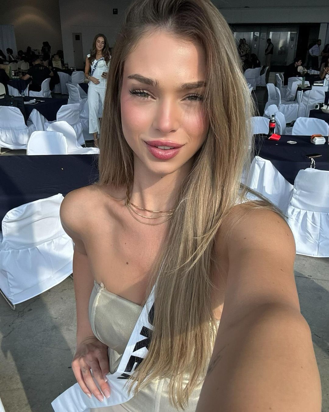 Miss Universe Türkiye Temsilcisi Ayliz Duman, Kainat Güzeli seçilen Victoria Kjær'i 'Photoshop yapıyor' diyerek eleştirdi 10