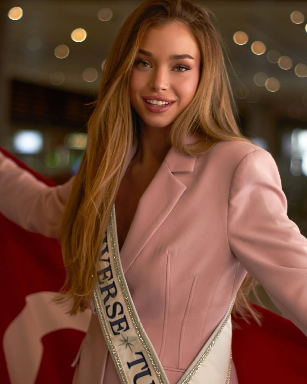 Miss Universe Türkiye Temsilcisi Ayliz Duman, Kainat Güzeli seçilen Victoria Kjær'i 'Photoshop yapıyor' diyerek eleştirdi 2