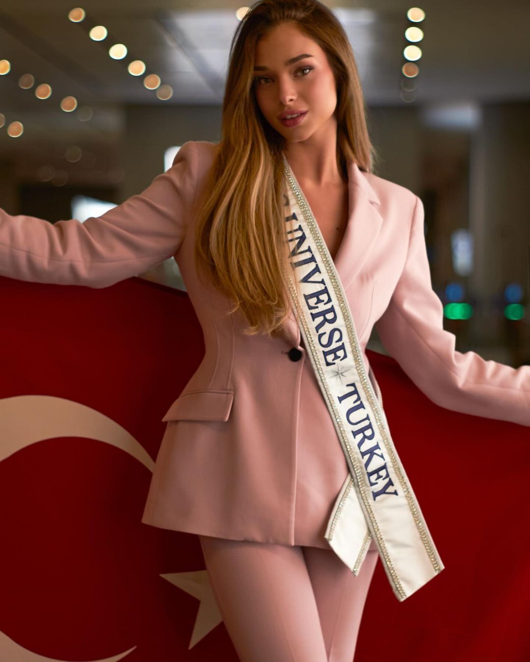 Miss Universe Türkiye Temsilcisi Ayliz Duman, Kainat Güzeli seçilen Victoria Kjær'i 'Photoshop yapıyor' diyerek eleştirdi 3
