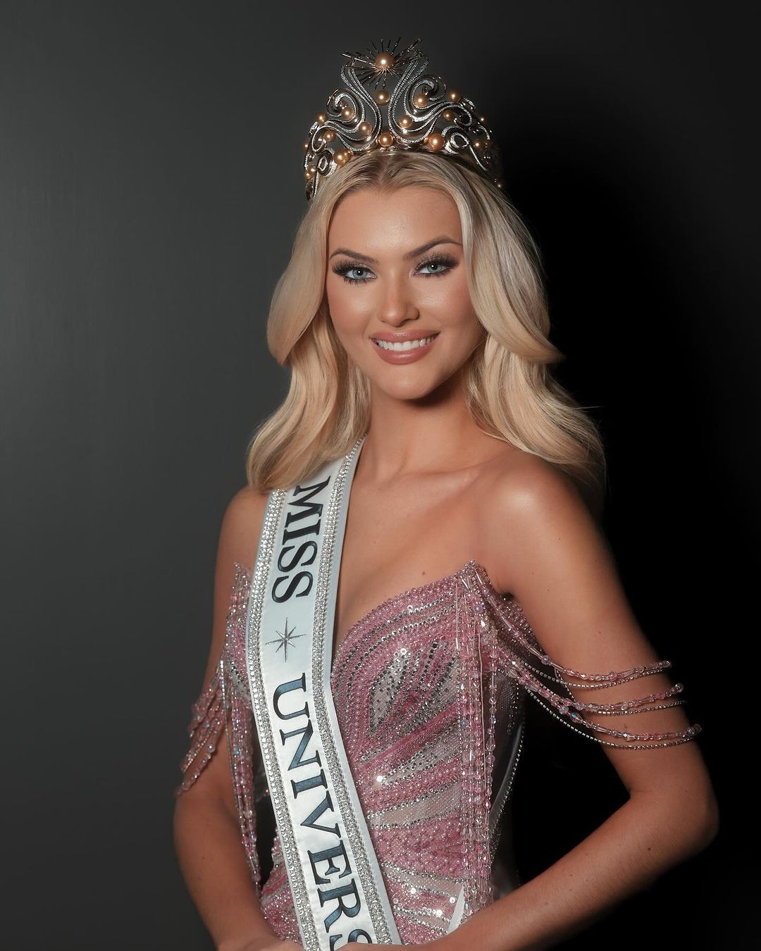 Miss Universe Türkiye Temsilcisi Ayliz Duman, Kainat Güzeli seçilen Victoria Kjær'i 'Photoshop yapıyor' diyerek eleştirdi 8