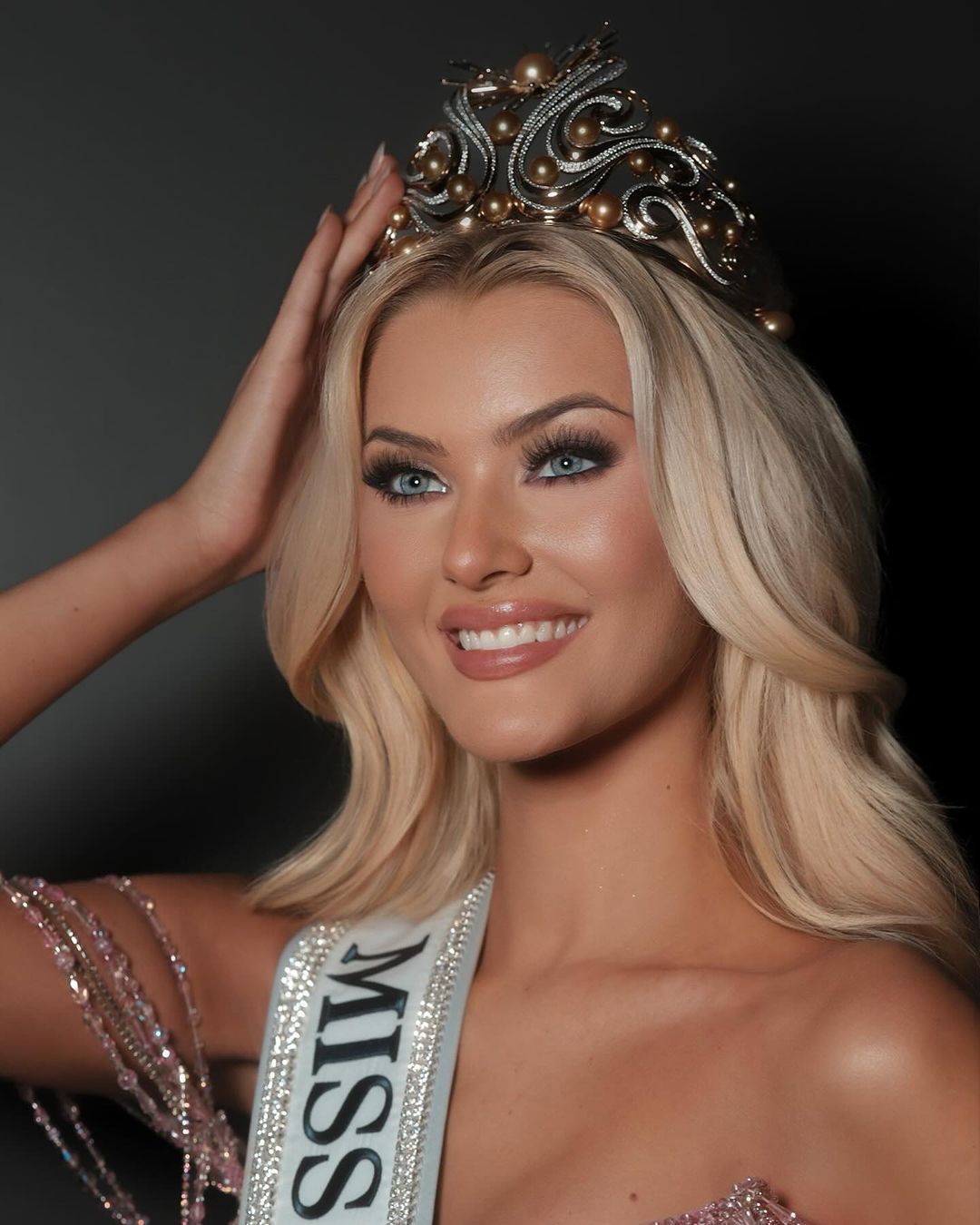 Miss Universe Türkiye Temsilcisi Ayliz Duman, Kainat Güzeli seçilen Victoria Kjær'i 'Photoshop yapıyor' diyerek eleştirdi 6